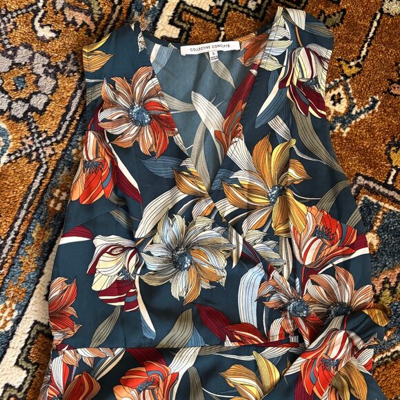 Boutique Floral Wrap Dress with Side Zip - Picture 2 of 6